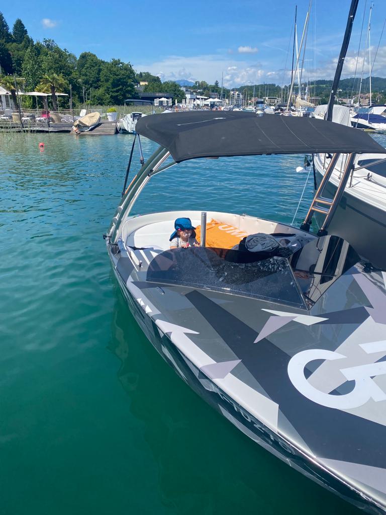 MS CLARA mit individuellem Branding im Camouflage-Design am Steg