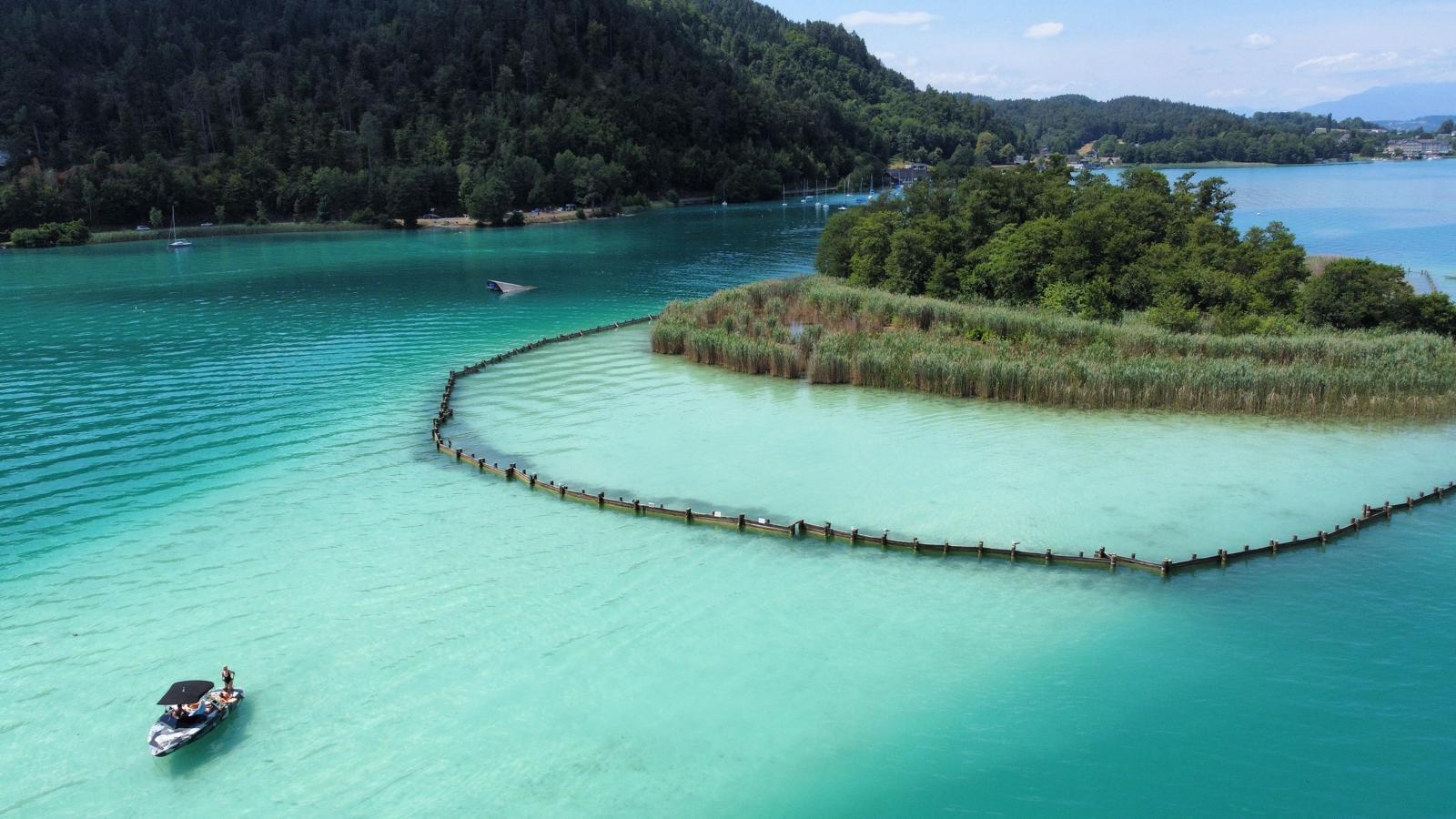 Blick auf die Kapuzinerinsel im Wörthersee